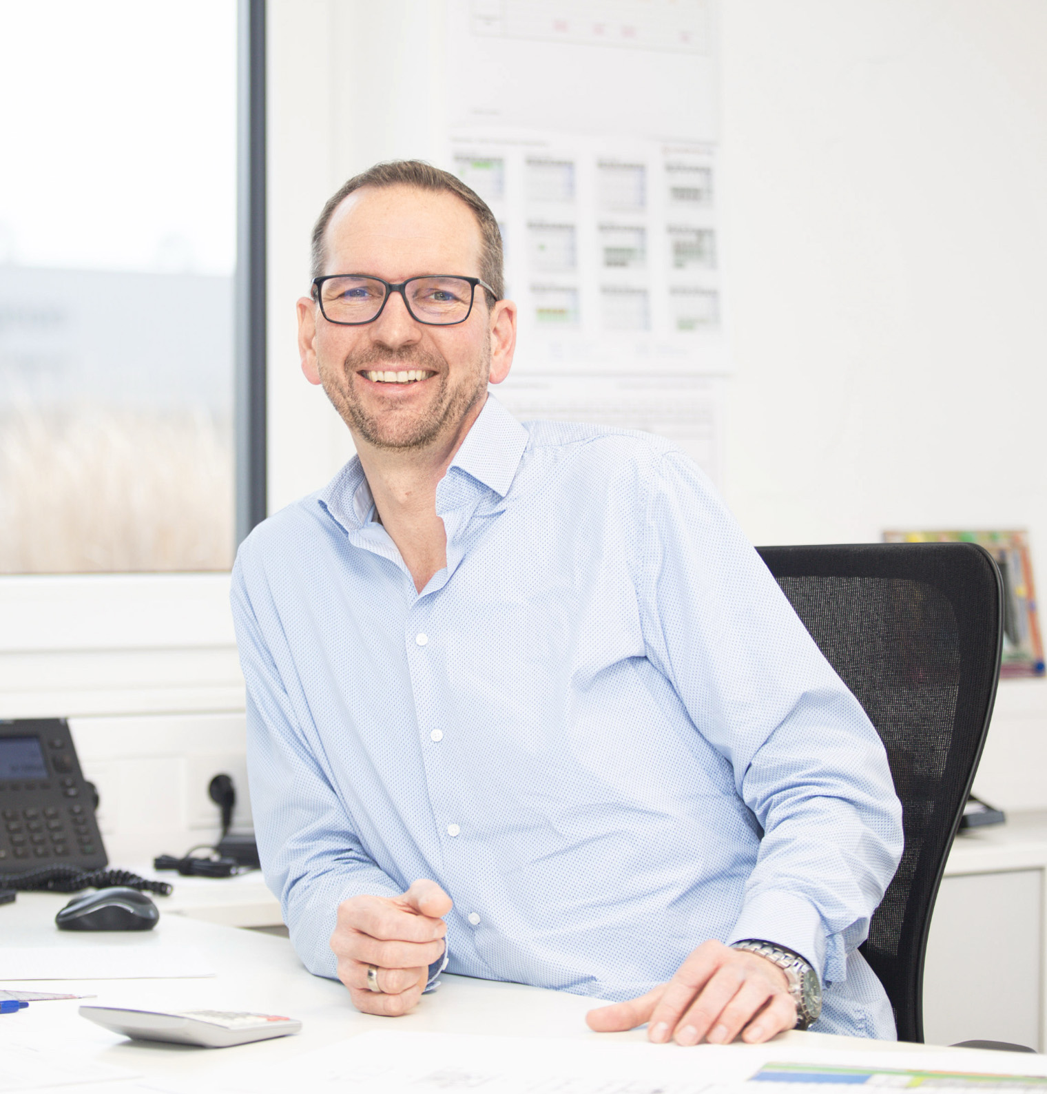Dirk Jedamczyk als Geschäftsführer der EBELER Tief- und Straßenbau GmbH aus Halle (Westf.) in Ostwestfalen bei Bielefeld ist ein Bauunternehmen für Erdbau Tiefbau Asphaltbau Straßenbau Industriebau Kanalbau Baumaschinentransporteer