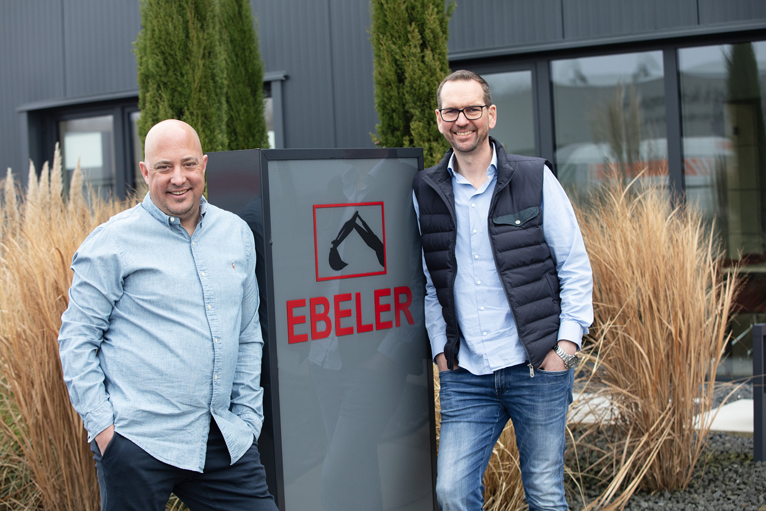 EBELER Tief- und Straßenbau GmbH aus Halle (Westf.) in Ostwestfalen bei Bielefeld ist ein Bauunternehmen für Erdbau Tiefbau Asphaltbau Straßenbau Industriebau Kanalbau Baumaschinentransporte - Betreiber sind Florian Ebeler - Dirk Jedamczyk - Toni Ebeler