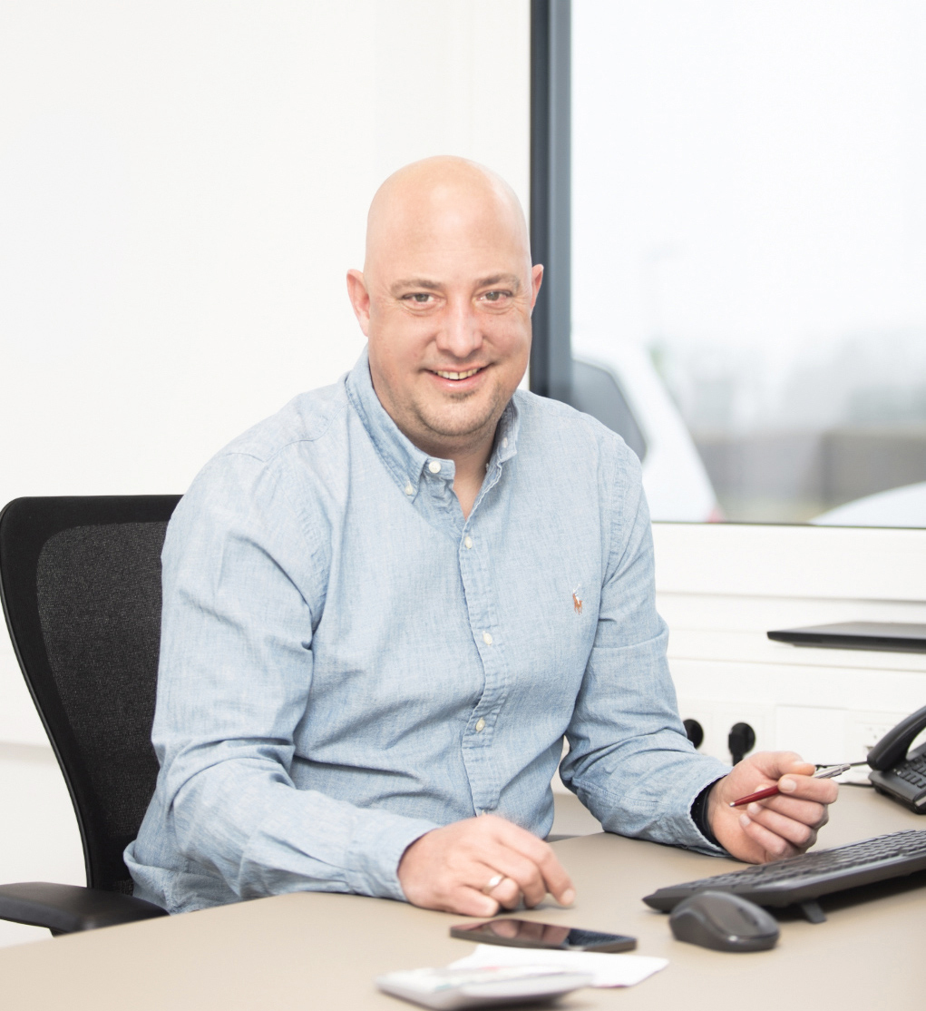 Florian Ebeler als Geschäftsführer der EBELER Tief- und Straßenbau GmbH aus Halle (Westf.) in Ostwestfalen bei Bielefeld ist ein Bauunternehmen für Erdbau Tiefbau Asphaltbau Straßenbau Industriebau Kanalbau Baumaschinentransporte - Betreiber sind Florian Ebeler - Dirk Jedamczyk - Toni Ebeler