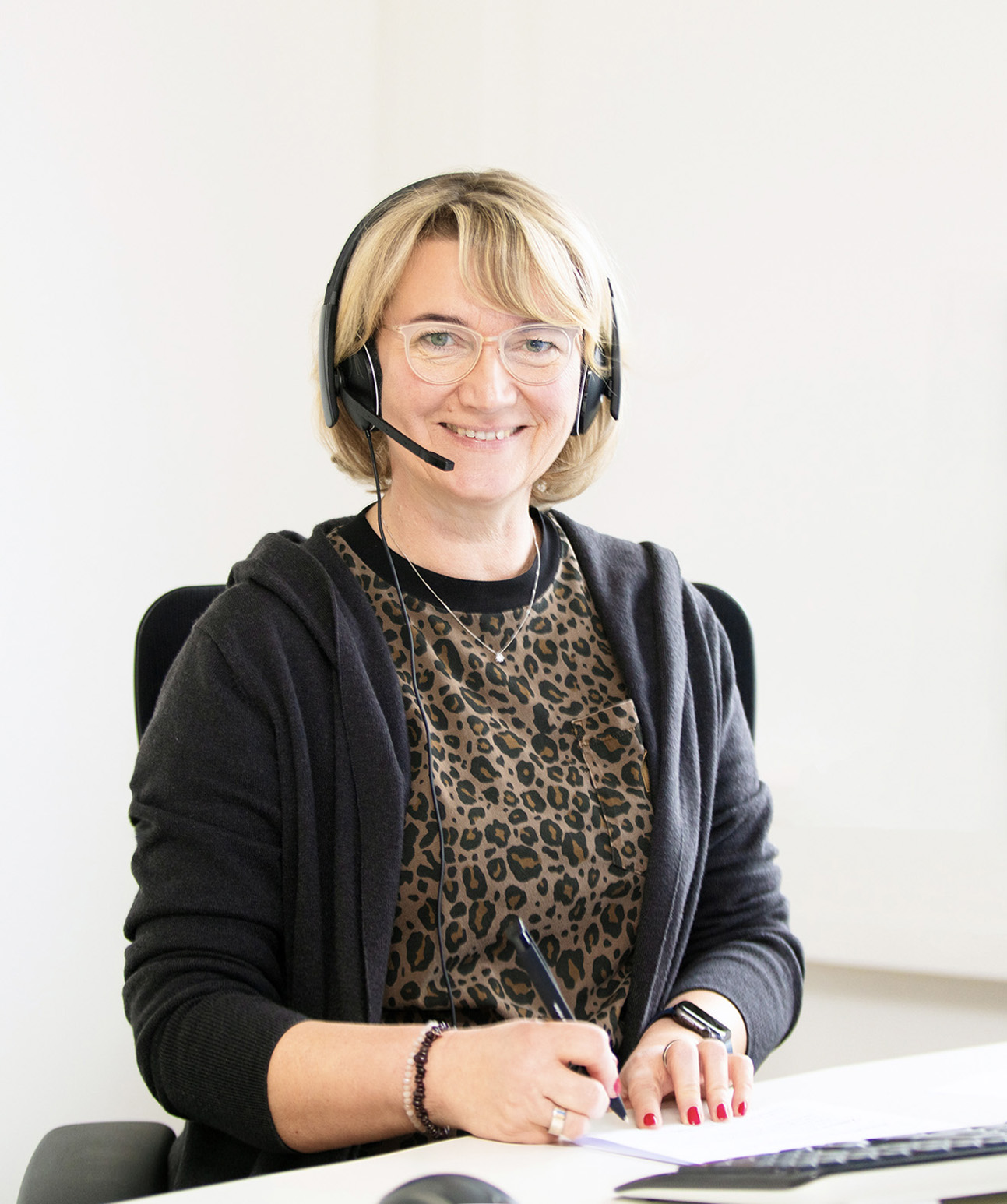 Katrin Stöwe von der EBELER Tief- und Straßenbau GmbH aus Halle (Westf.) in Ostwestfalen bei Bielefeld ist ein Bauunternehmen für Erdbau Tiefbau Asphaltbau Straßenbau Industriebau Kanalbau Baumaschinentransporte