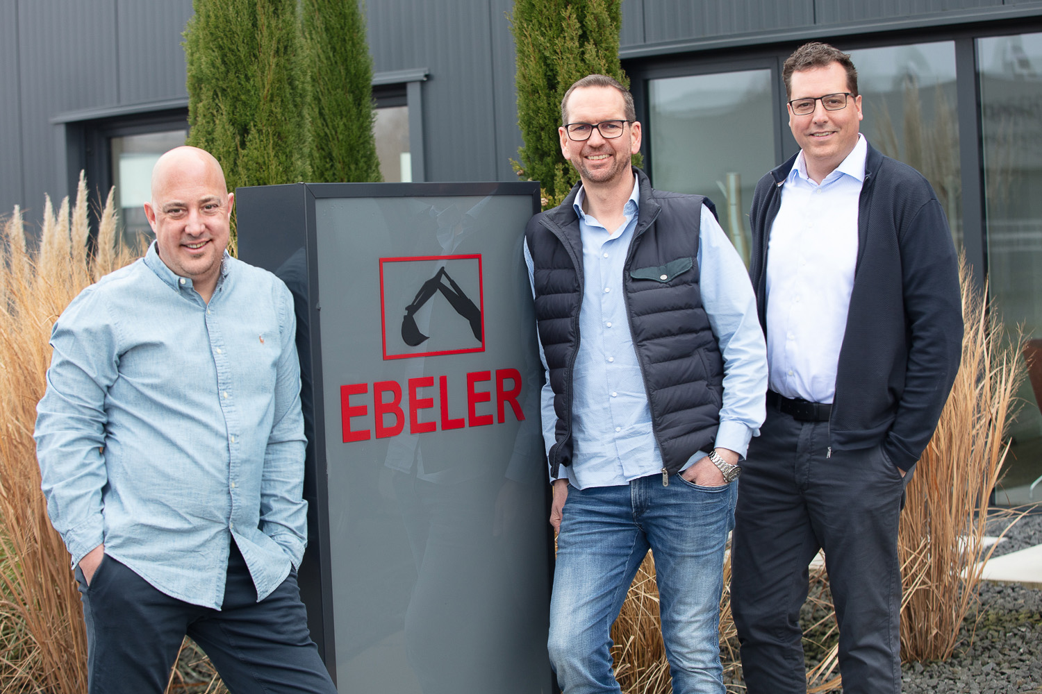 EBELER Tief- und Straßenbau GmbH aus Halle (Westf.) in Ostwestfalen bei Bielefeld ist ein Bauunternehmen für Erdbau Tiefbau Asphaltbau Straßenbau Industriebau Kanalbau Baumaschinentransporte - Betreiber sind Florian Ebeler - Dirk Jedamczyk - Toni Ebeler