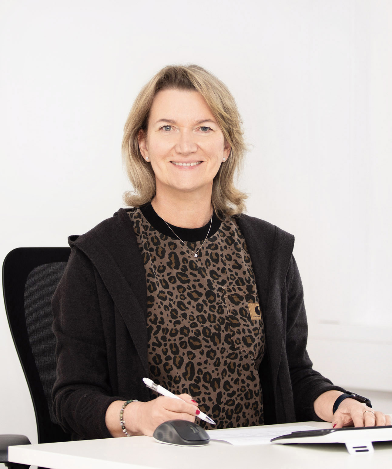 Katrin Stöwe von der EBELER Tief- und Straßenbau GmbH aus Halle (Westf.) in Ostwestfalen bei Bielefeld ist ein Bauunternehmen für Erdbau Tiefbau Asphaltbau Straßenbau Industriebau Kanalbau Baumaschinentransporte