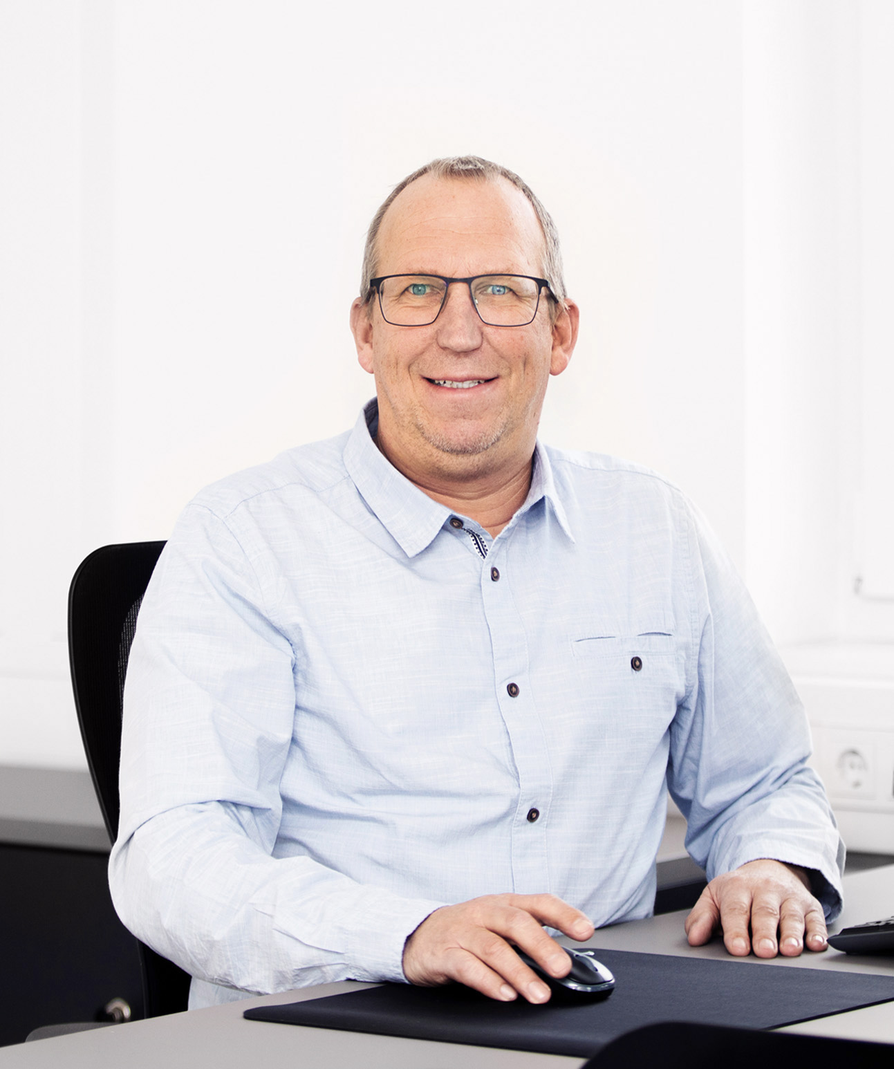 Ralf Klocke Projektleiter von der EBELER Tief- und Straßenbau GmbH aus Halle (Westf.) in Ostwestfalen bei Bielefeld ist ein Bauunternehmen für Erdbau Tiefbau Asphaltbau Straßenbau Industriebau Kanalbau Baumaschinentransporte
